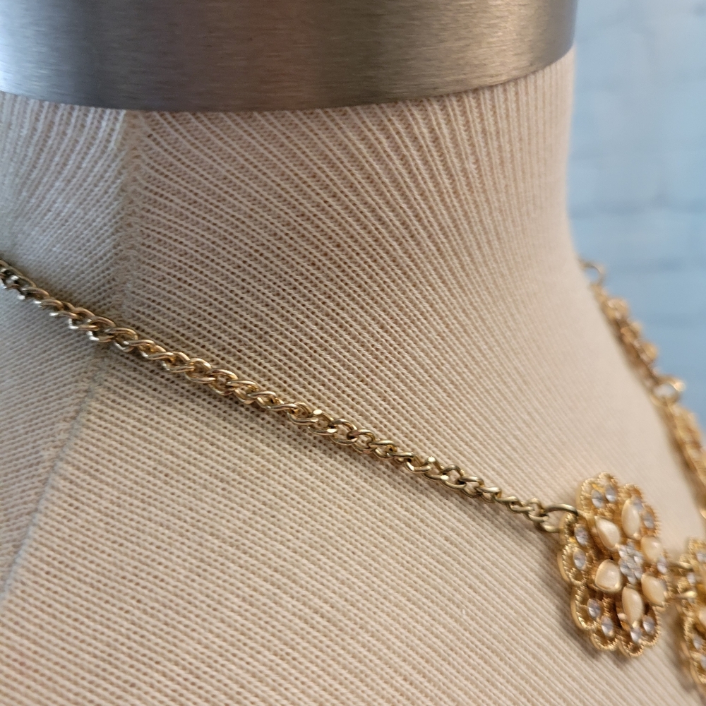 Statement Necklace Flower Design - image 3